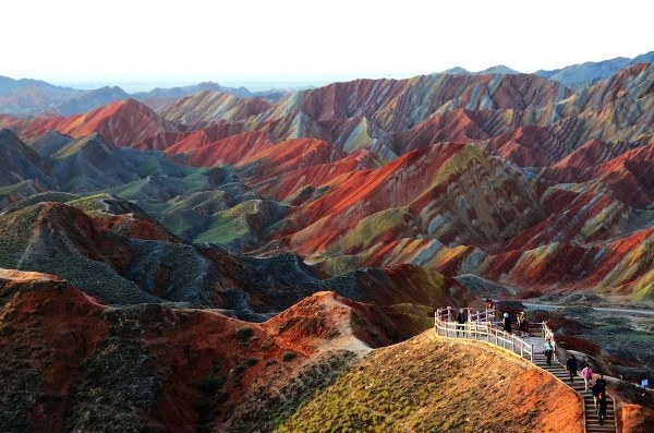 Zhangye Danxia, Trng Quốc: Đây là công viên địa chất của Trung Quốc và nổi tiếng với những ngọn núi đầy sắc màu. Cảnh quan nơi đây được hình thành nhờ sự tích tụ sa thạch đỏ và lớp đá trầm tích bị oxy hóa trong suốt hơn 24 triệu năm.